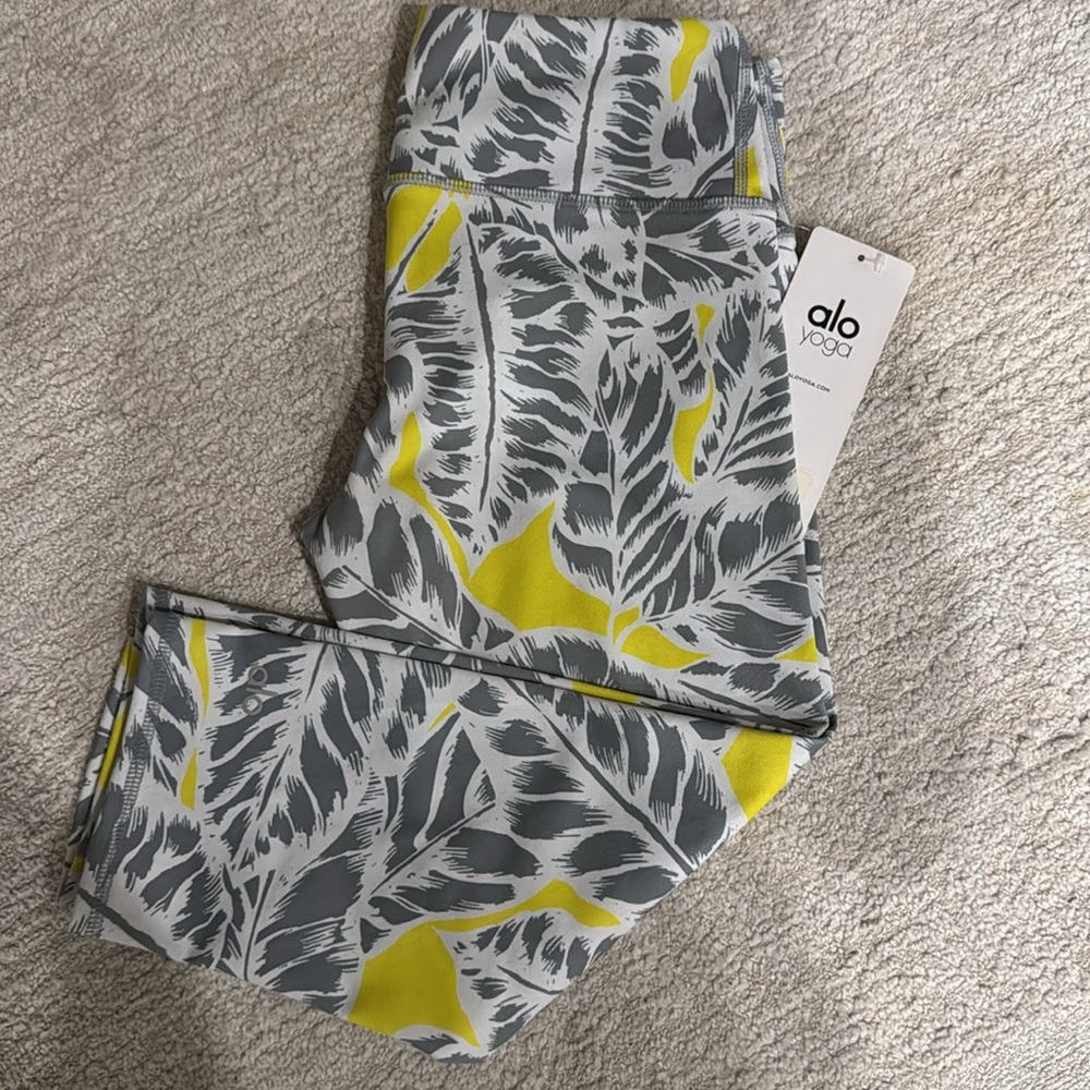 💛🩶 Brand New AloYoga Leaf Print Capri Leggings
